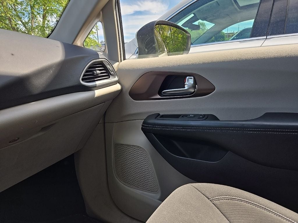 2022 Chrysler Voyager LX