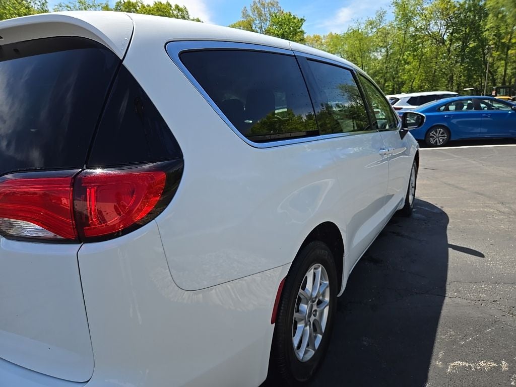 2022 Chrysler Voyager LX