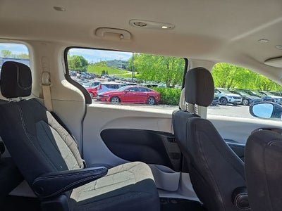 2022 Chrysler Voyager LX