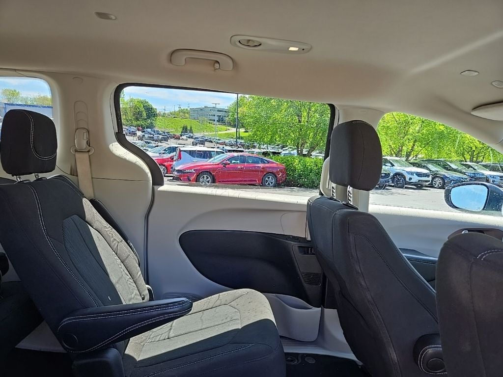 2022 Chrysler Voyager LX