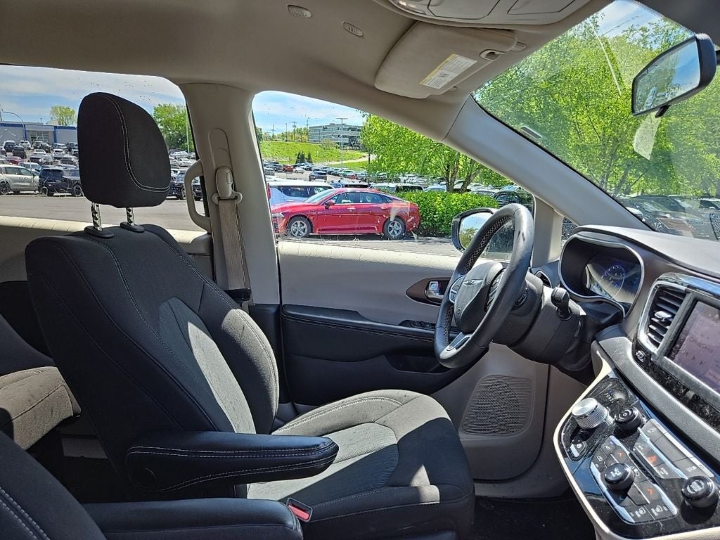 2022 Chrysler Voyager LX