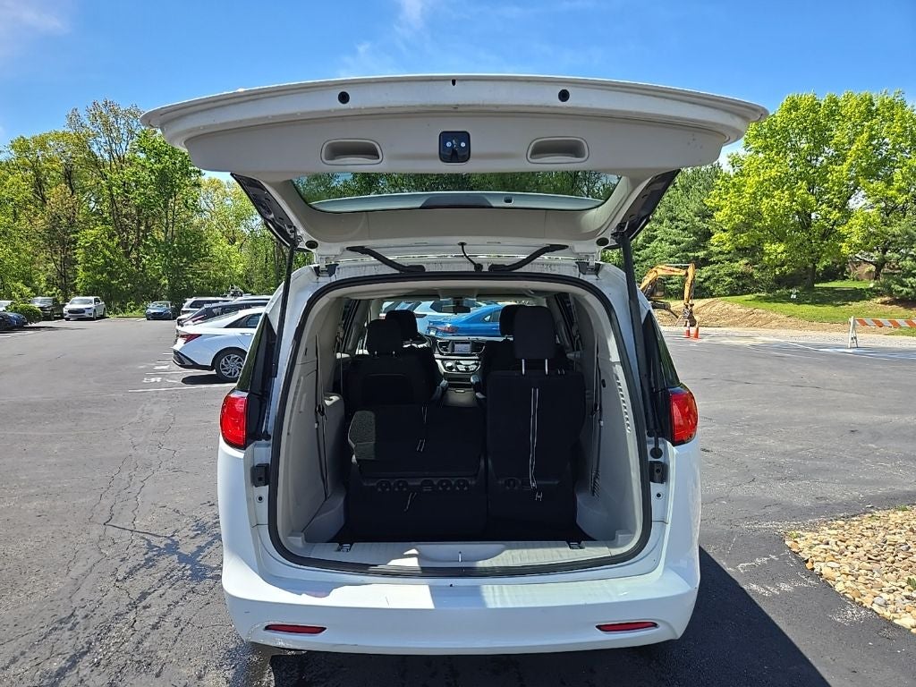 2022 Chrysler Voyager LX
