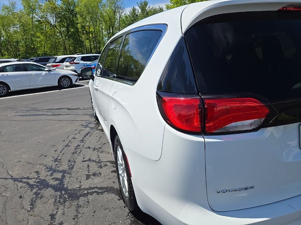 2022 Chrysler Voyager LX