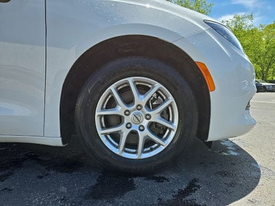 2022 Chrysler Voyager LX